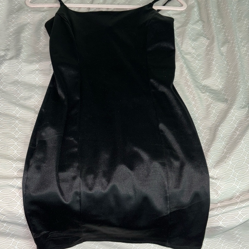 Beautiful dress it’s a small fits ur body perfectly worn once